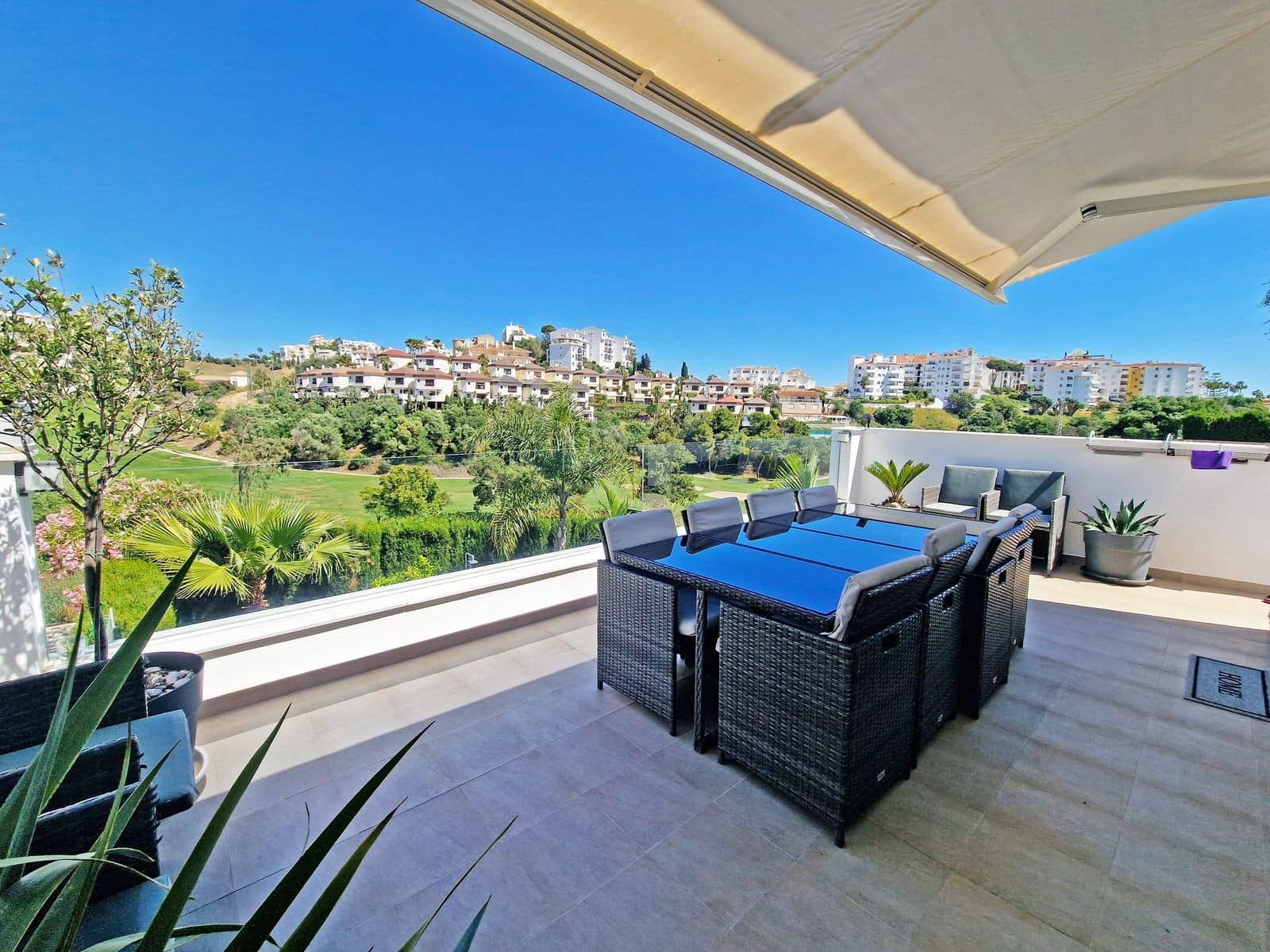 3 soveværelse Semi-Rækkehus til salg i Riviera del Sol med swimmingpool garage - € 950.000 (Ref: 9942045)