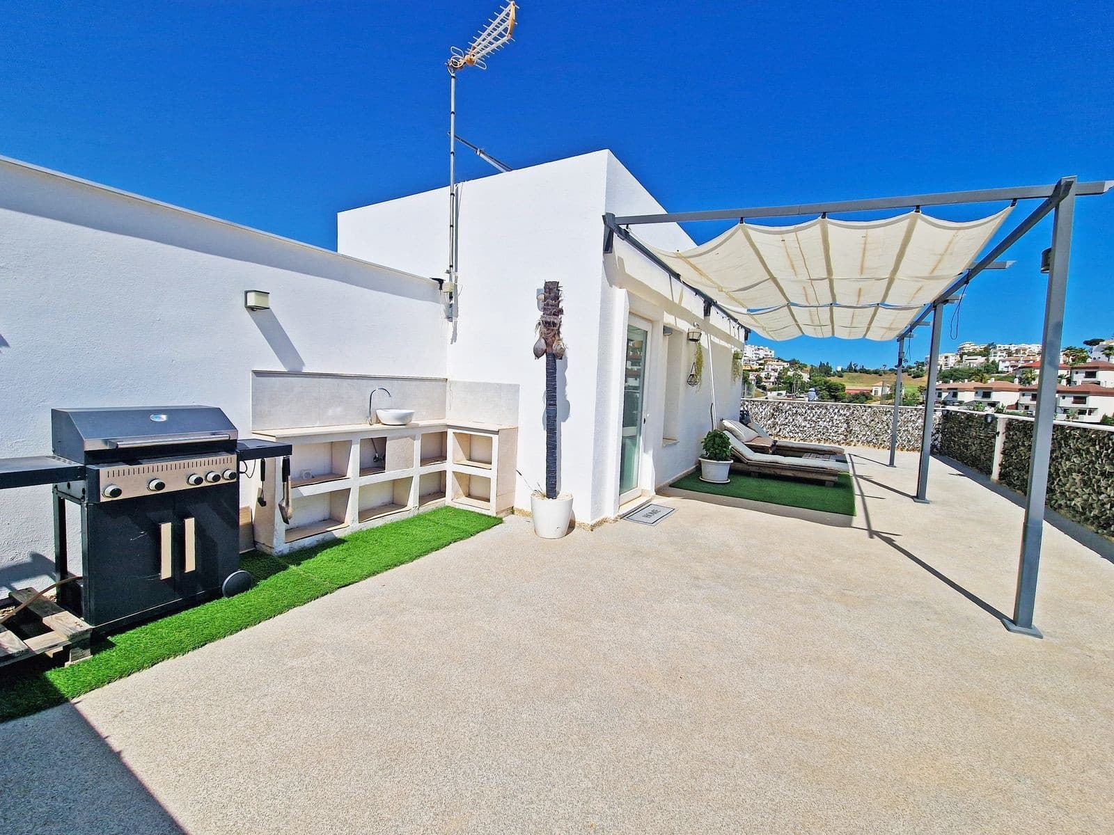 3 soveværelse Semi-Rækkehus til salg i Riviera del Sol med swimmingpool garage - € 950.000 (Ref: 9942045)