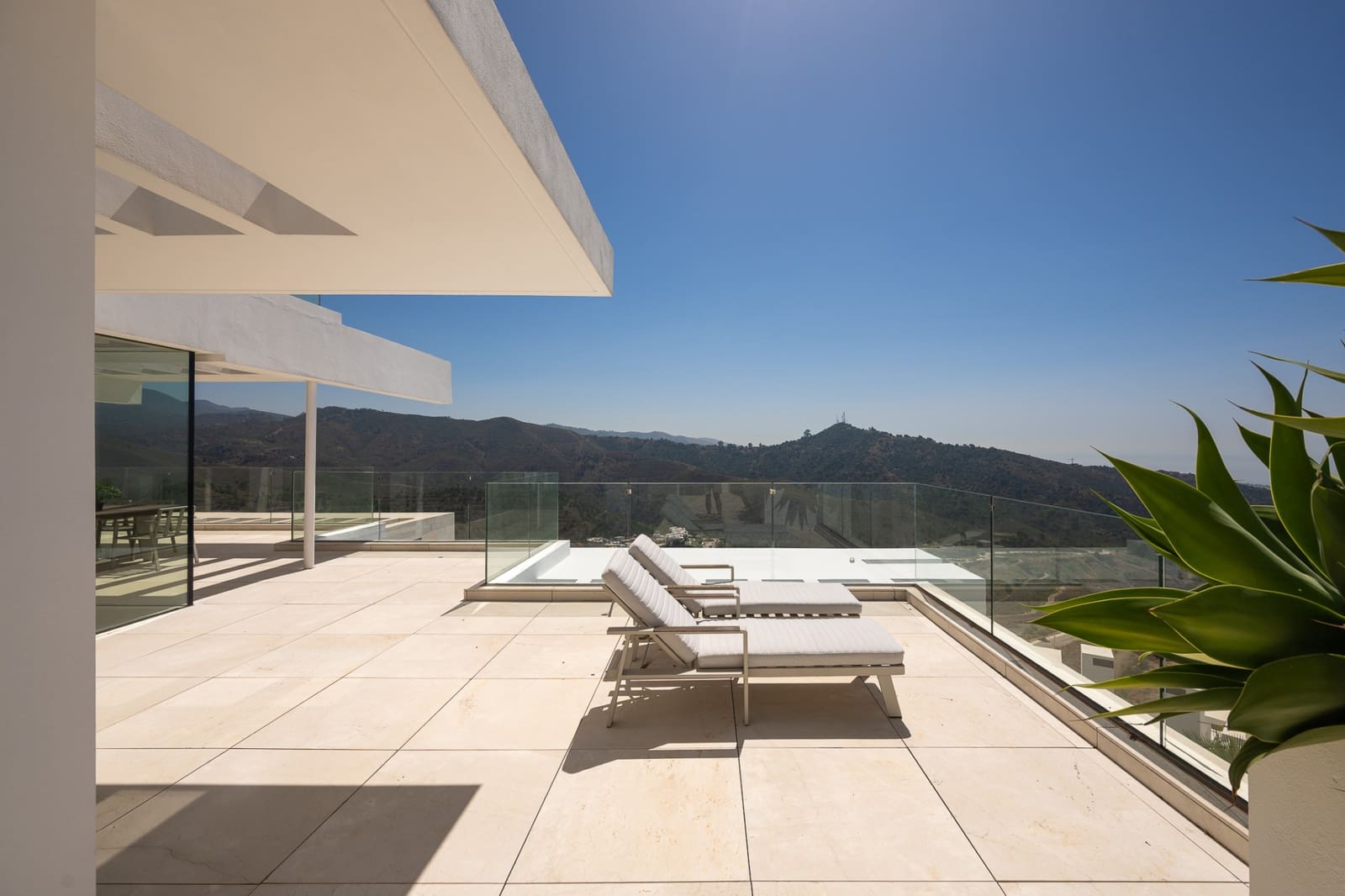 3 quarto Penthouse para venda em Ojen com piscina garagem - 1 775 000 € (Ref: 9957655)