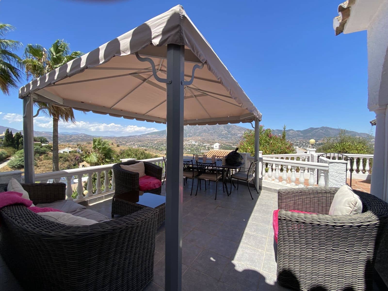 4 bedroom Villa for sale in Mijas Costa with pool garage - € 799,000 (Ref: 9959459)