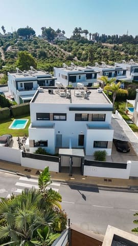 4 soveværelse Semi-Rækkehus til salg i Estepona med swimmingpool garage - € 945.000 (Ref: 9964996)