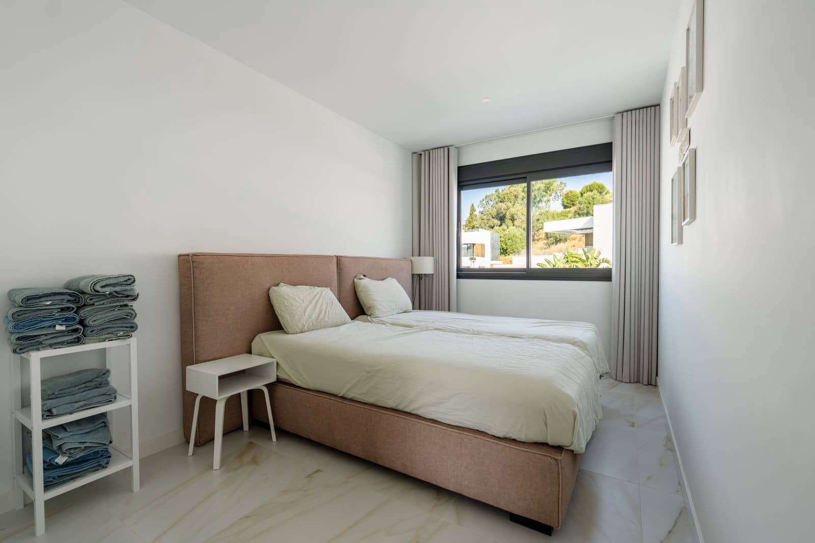 4 soveværelse Semi-Rækkehus til salg i Estepona med swimmingpool garage - € 945.000 (Ref: 9964996)