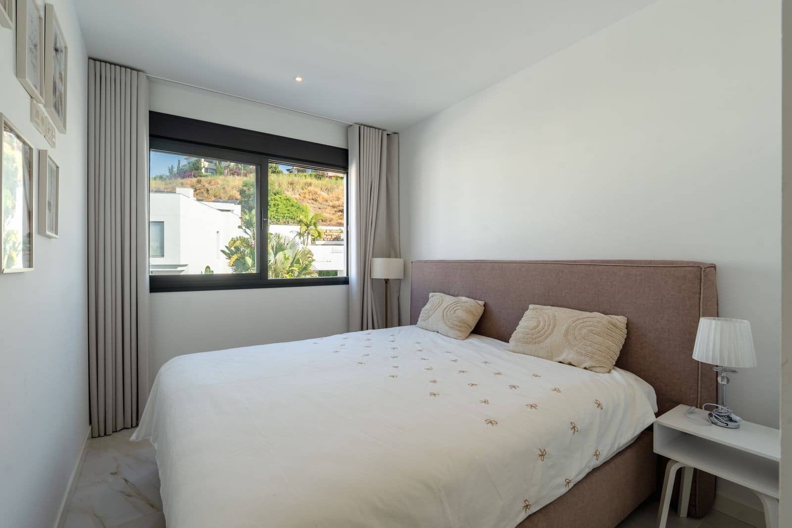 4 soveværelse Semi-Rækkehus til salg i Estepona med swimmingpool garage - € 945.000 (Ref: 9964996)