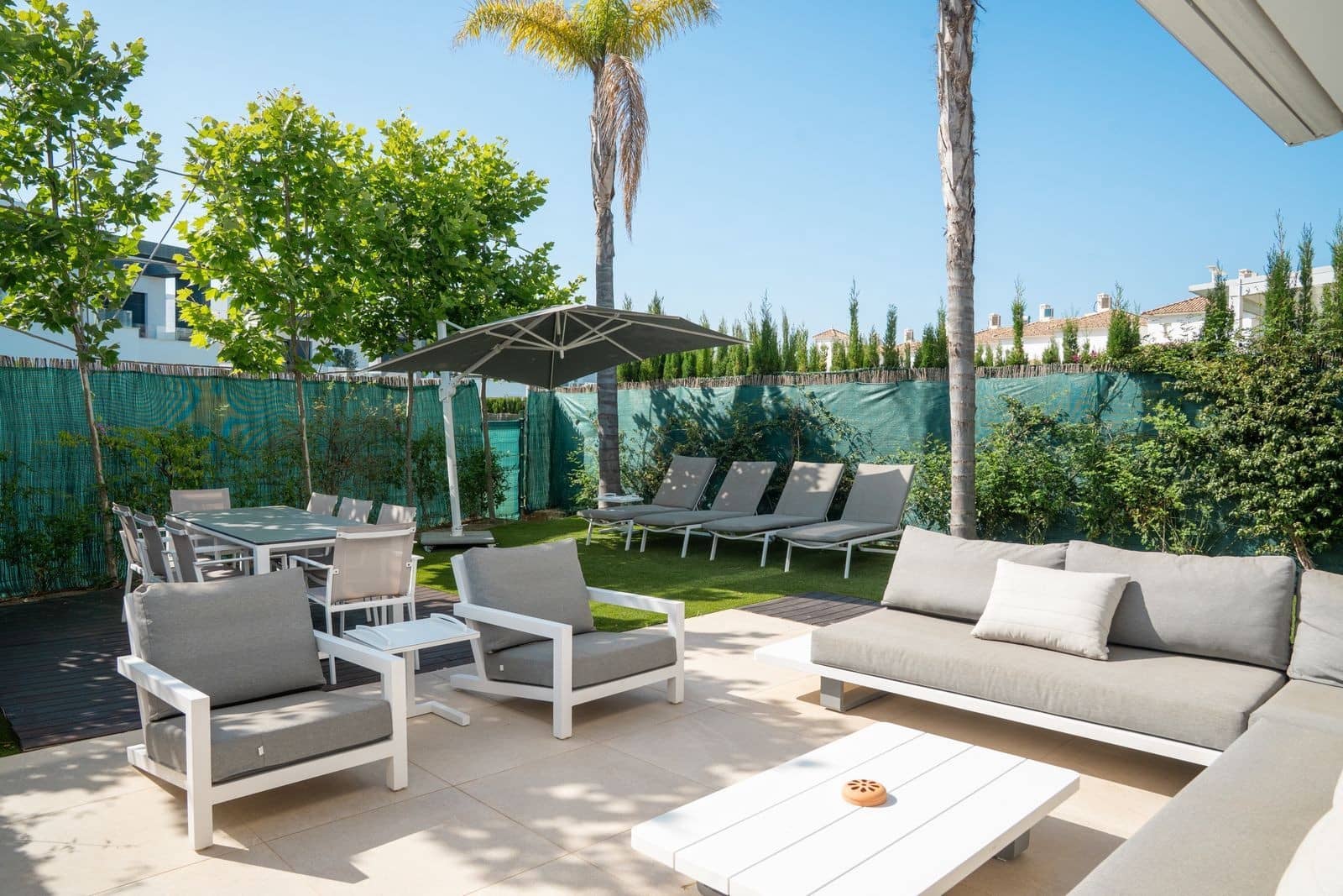 4 soveværelse Semi-Rækkehus til salg i Estepona med swimmingpool garage - € 945.000 (Ref: 9964996)