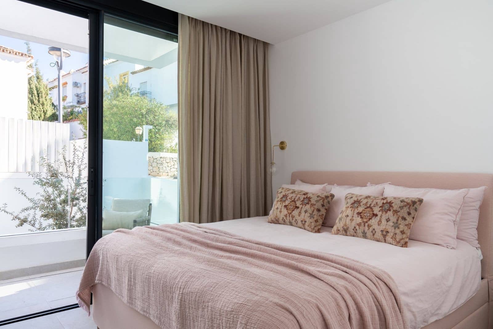 3 bedroom Apartment for sale in Marbella with pool garage - € 1,850,000 (Ref: 9966364)