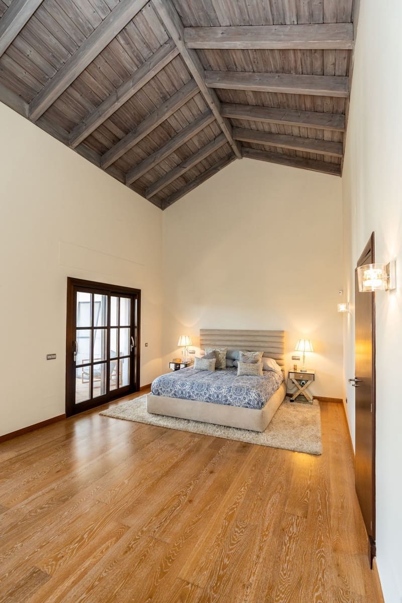 4 bedroom Villa for sale in El Paraiso with pool garage - € 2,750,000 (Ref: 9973043)