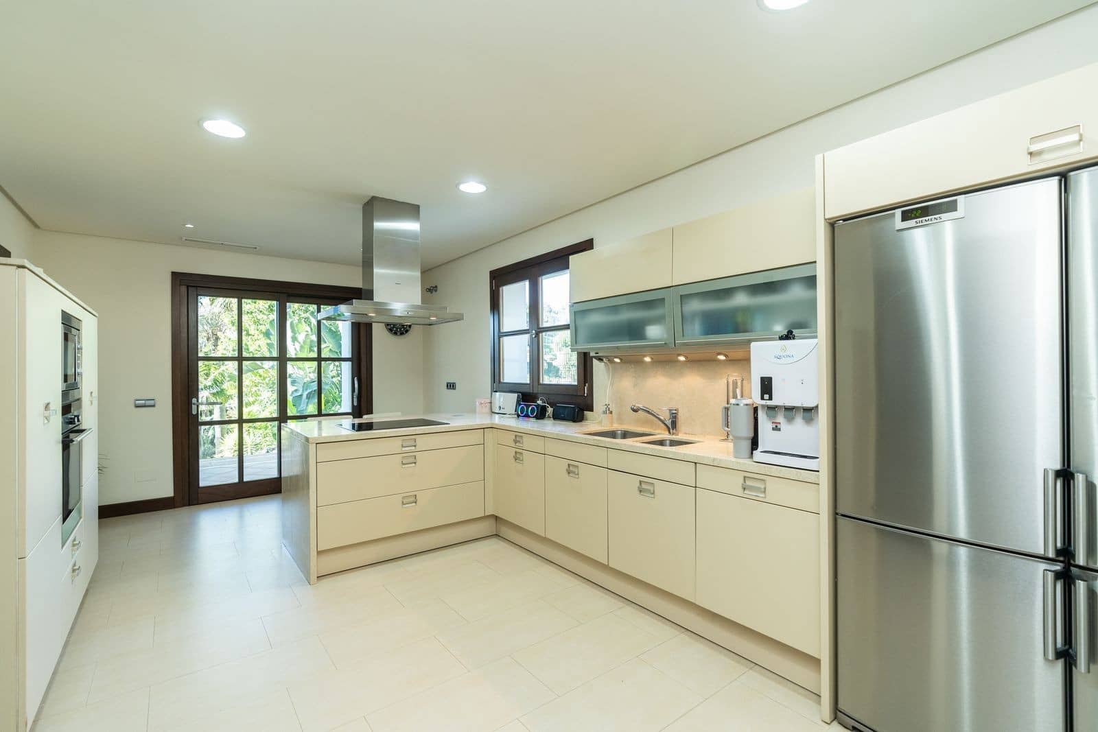 4 bedroom Villa for sale in El Paraiso with pool garage - € 2,750,000 (Ref: 9973043)