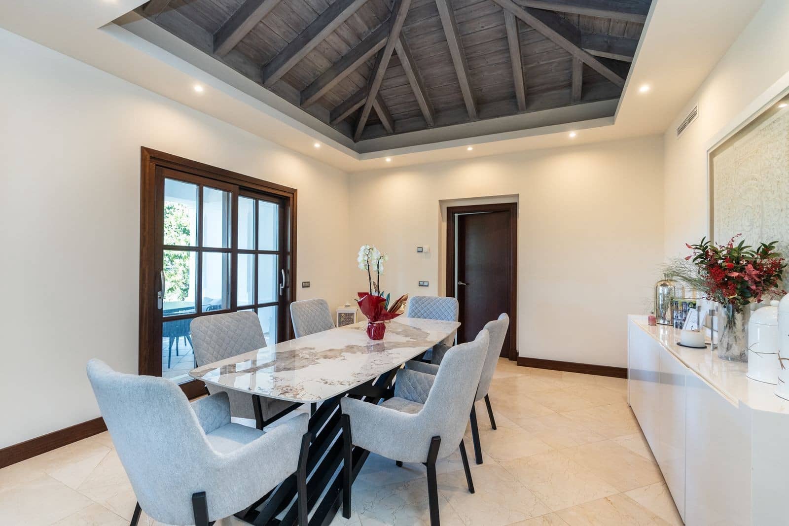 4 bedroom Villa for sale in El Paraiso with pool garage - € 2,750,000 (Ref: 9973043)