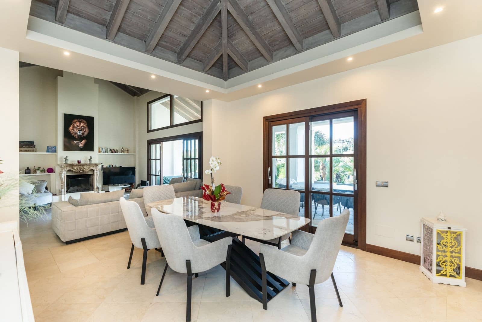 4 bedroom Villa for sale in El Paraiso with pool garage - € 2,750,000 (Ref: 9973043)