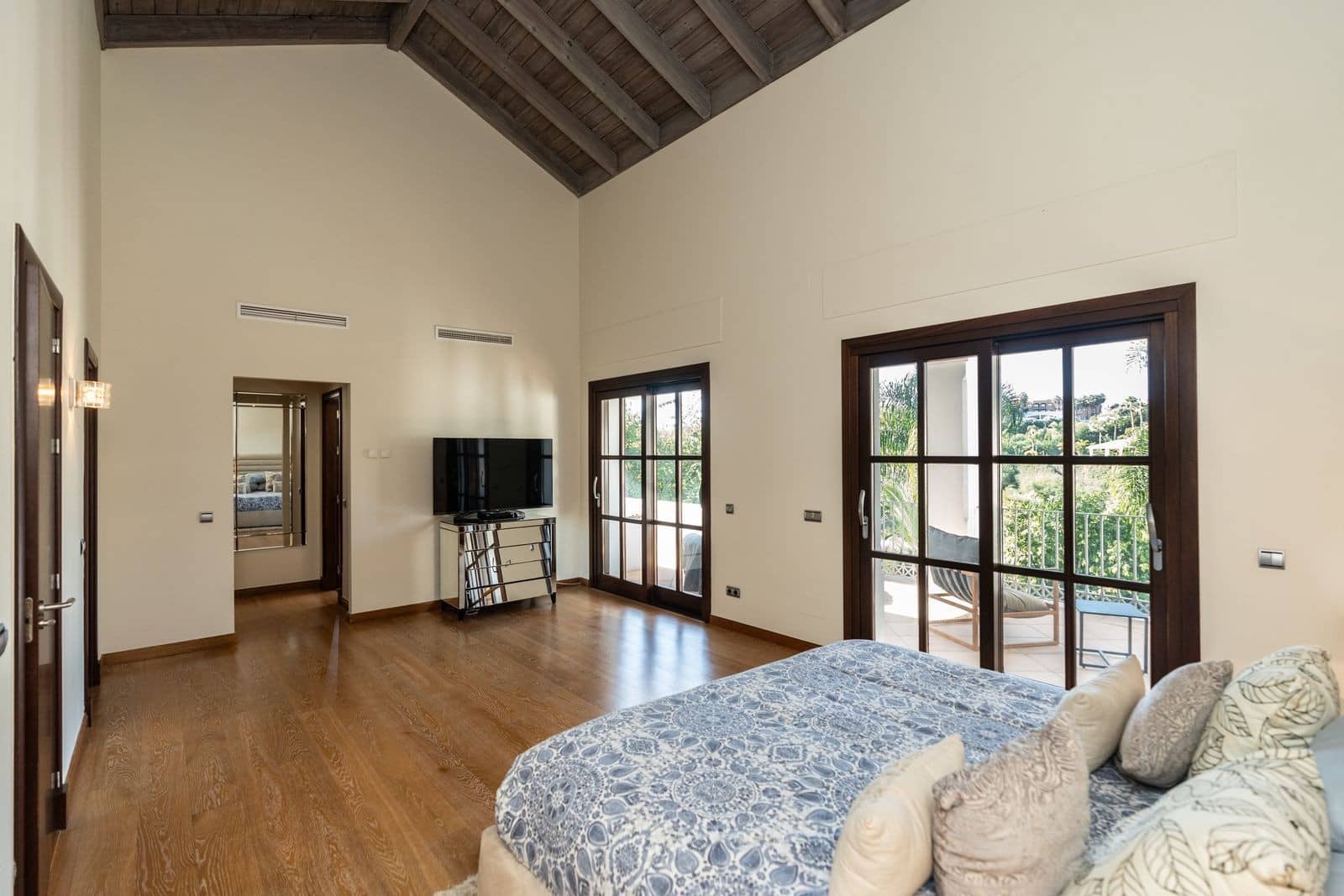 4 bedroom Villa for sale in El Paraiso with pool garage - € 2,750,000 (Ref: 9973043)