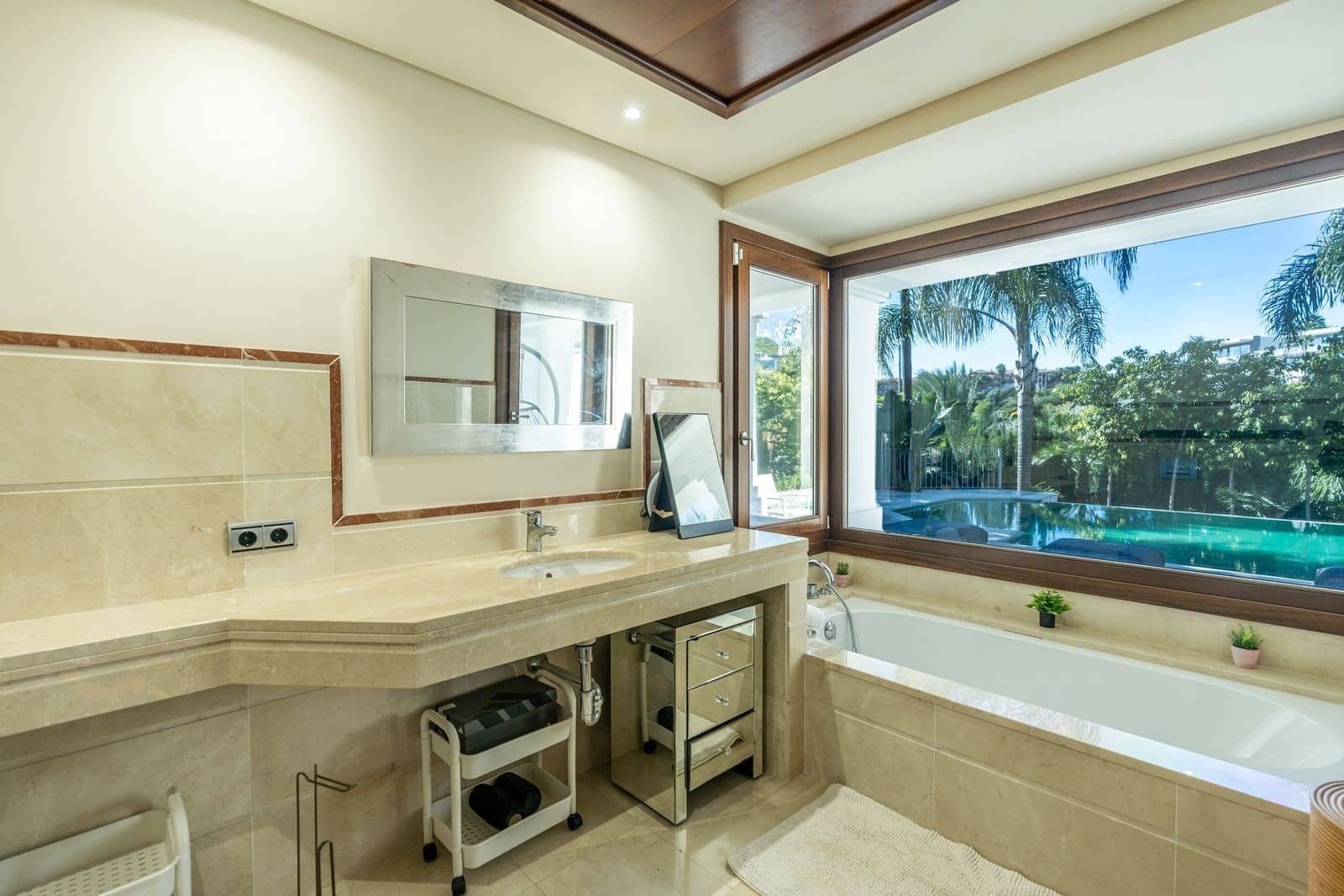 4 bedroom Villa for sale in El Paraiso with pool garage - € 2,750,000 (Ref: 9973043)