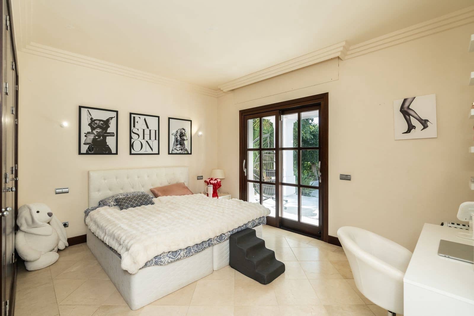 4 bedroom Villa for sale in El Paraiso with pool garage - € 2,750,000 (Ref: 9973043)
