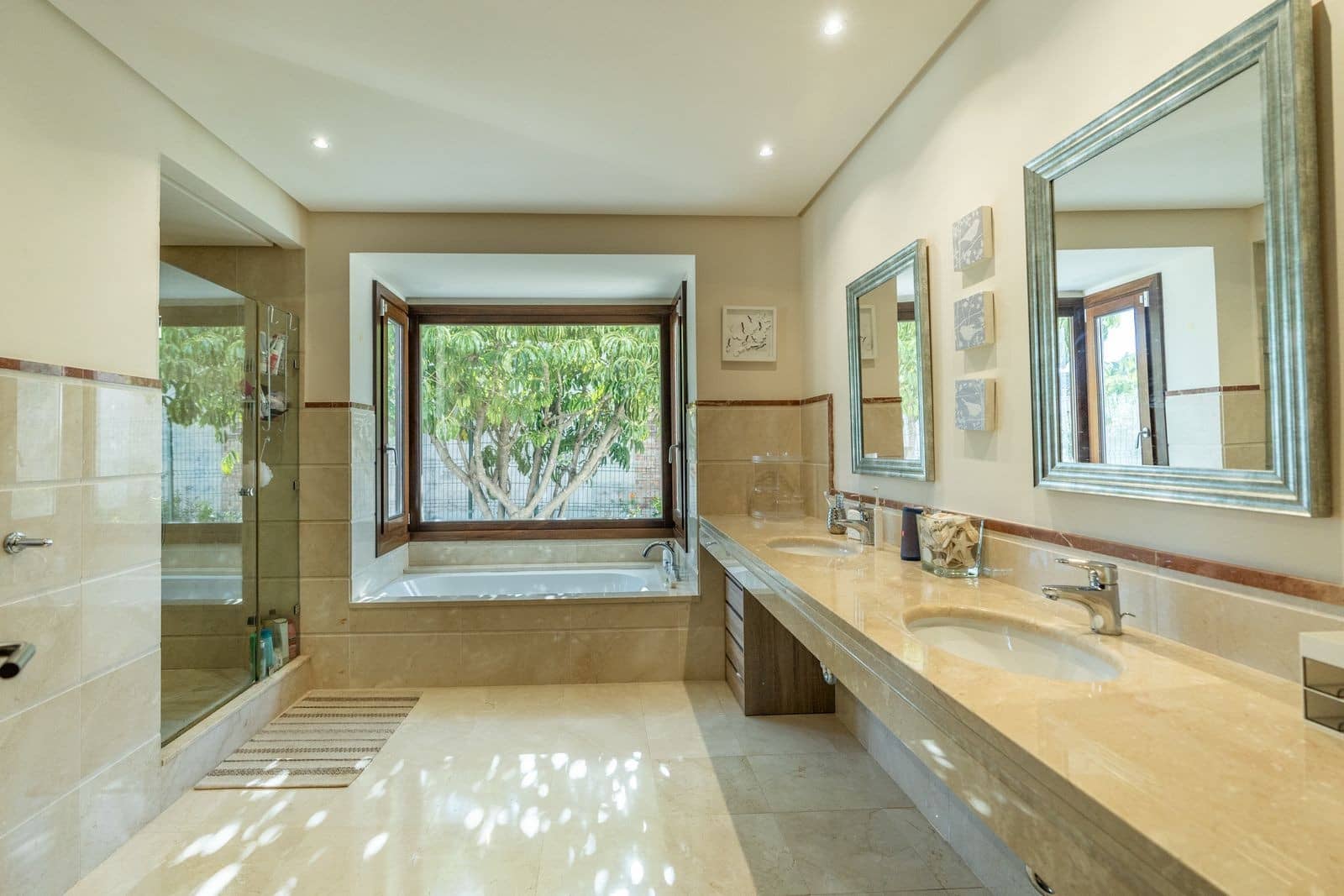 4 bedroom Villa for sale in El Paraiso with pool garage - € 2,750,000 (Ref: 9973043)