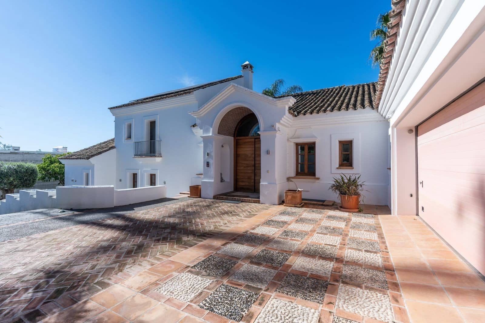 4 bedroom Villa for sale in El Paraiso with pool garage - € 2,750,000 (Ref: 9973043)