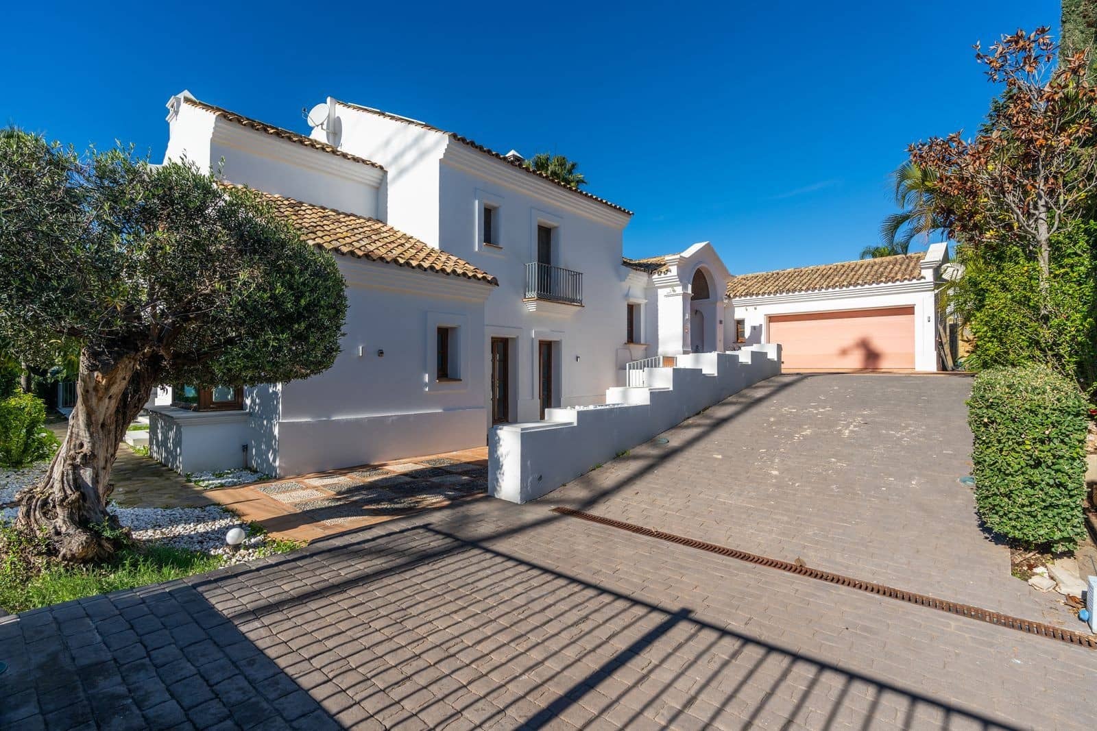 4 bedroom Villa for sale in El Paraiso with pool garage - € 2,750,000 (Ref: 9973043)