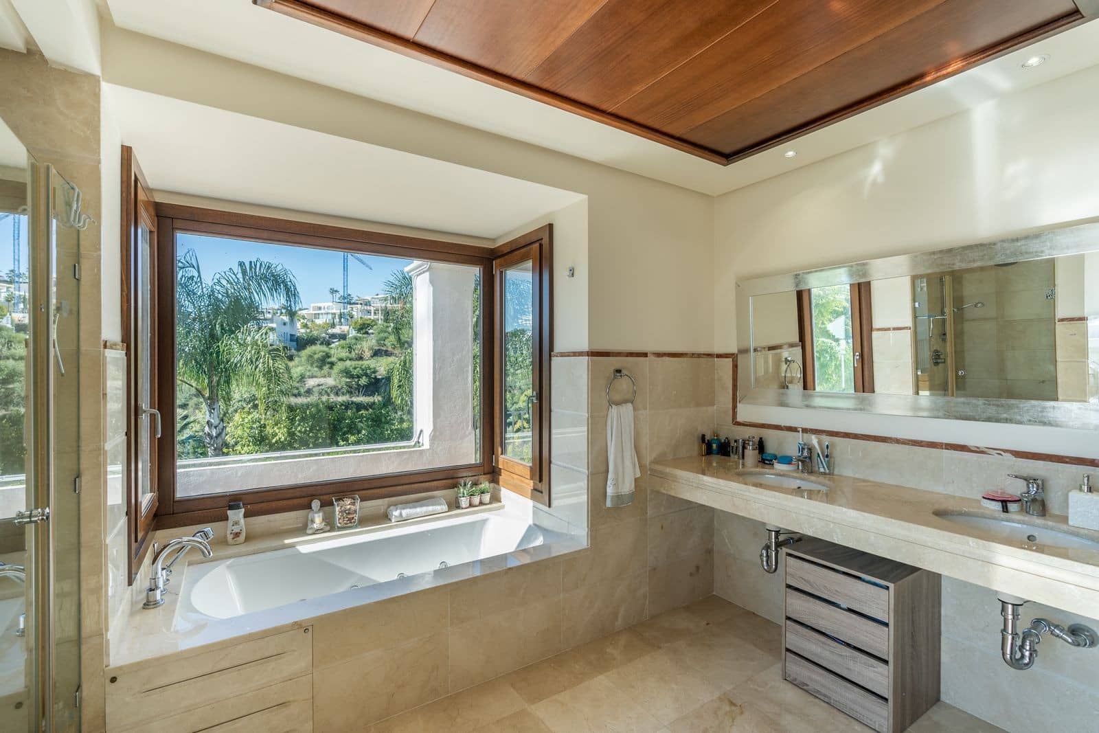 4 bedroom Villa for sale in El Paraiso with pool garage - € 2,750,000 (Ref: 9973043)