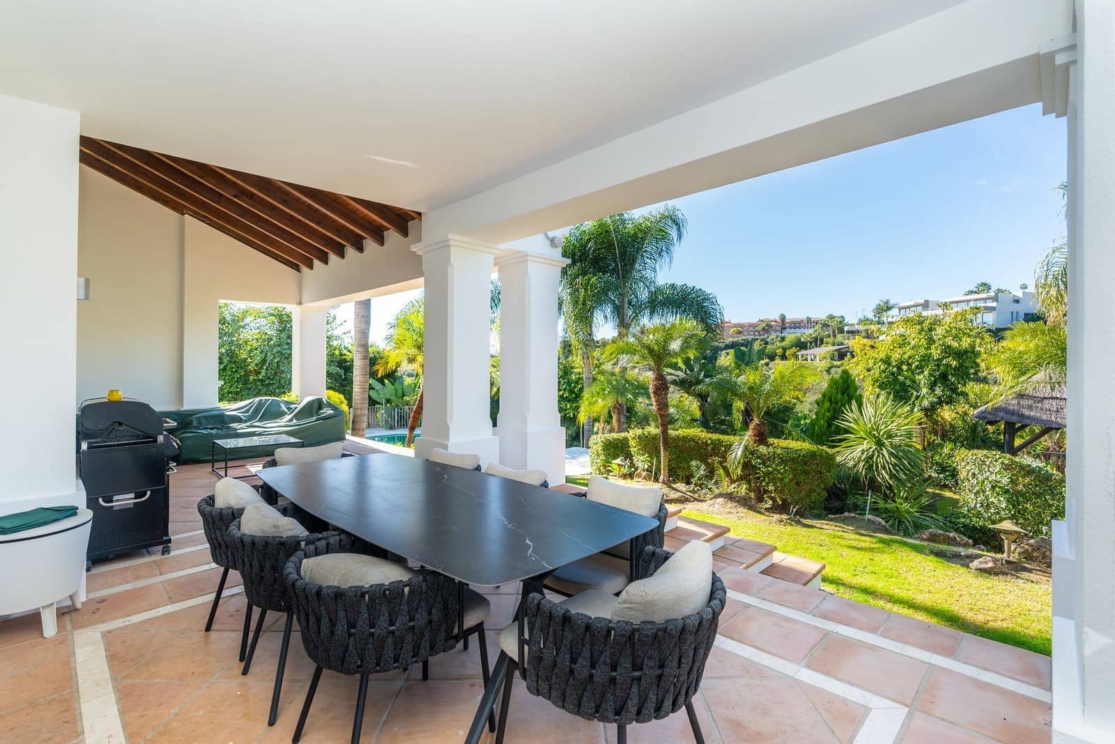 4 bedroom Villa for sale in El Paraiso with pool garage - € 2,750,000 (Ref: 9973043)