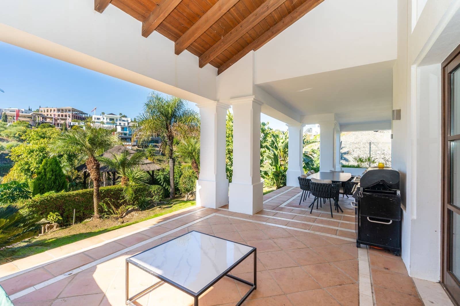 4 bedroom Villa for sale in El Paraiso with pool garage - € 2,750,000 (Ref: 9973043)