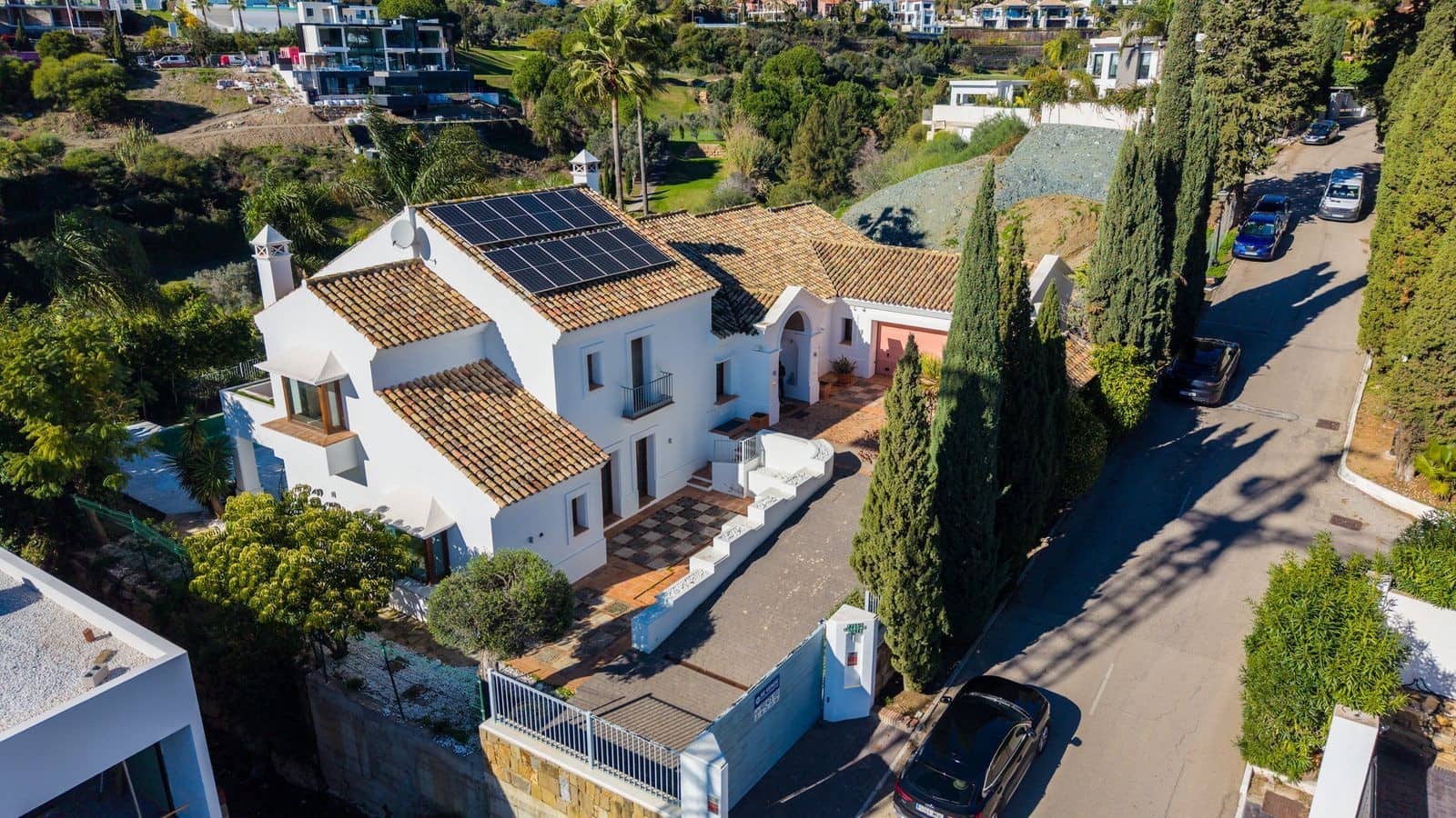 4 bedroom Villa for sale in El Paraiso with pool garage - € 2,750,000 (Ref: 9973043)