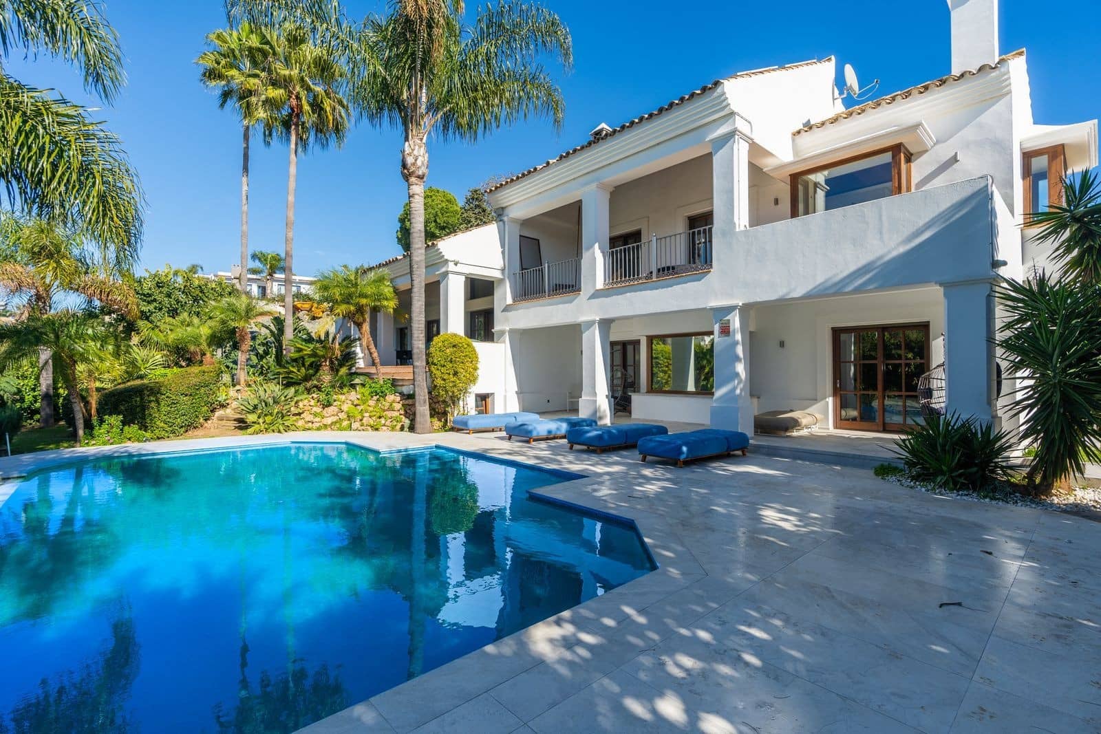 4 bedroom Villa for sale in El Paraiso with pool garage - € 2,750,000 (Ref: 9973043)