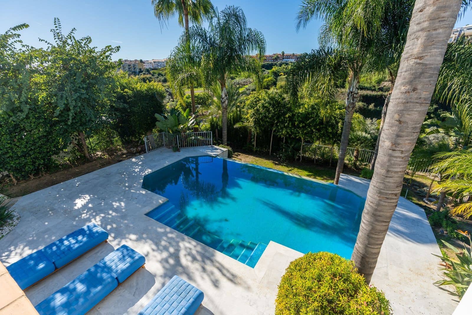 4 bedroom Villa for sale in El Paraiso with pool garage - € 2,750,000 (Ref: 9973043)