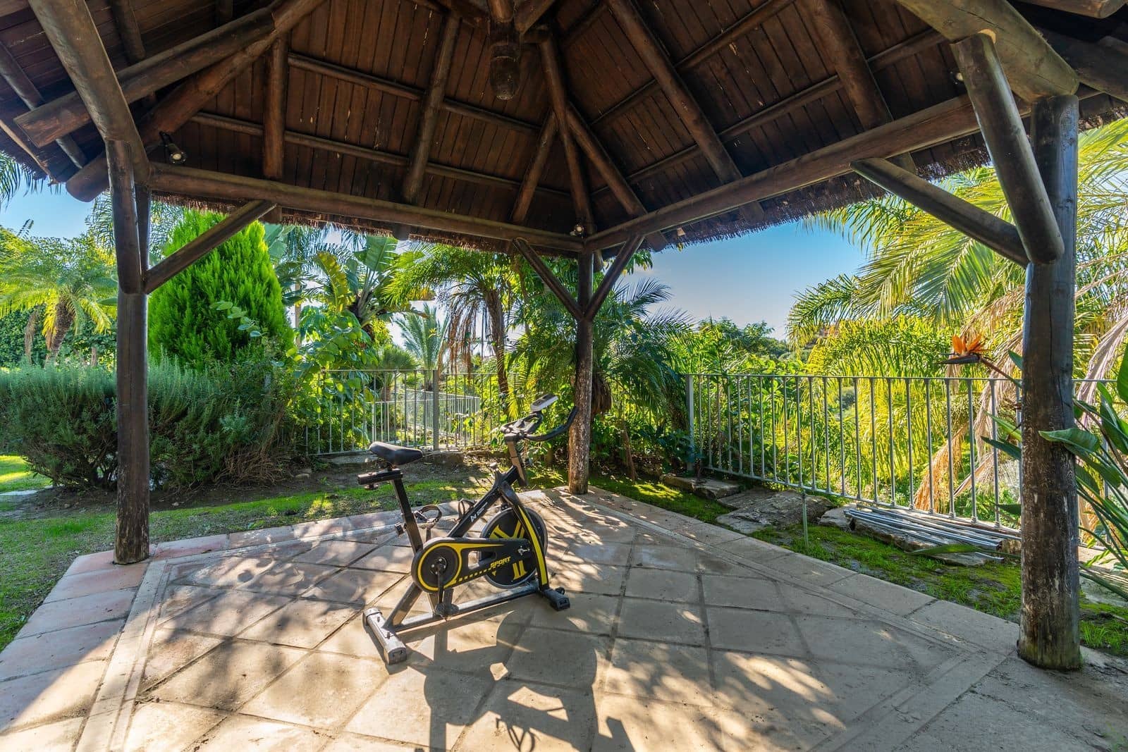 4 bedroom Villa for sale in El Paraiso with pool garage - € 2,750,000 (Ref: 9973043)