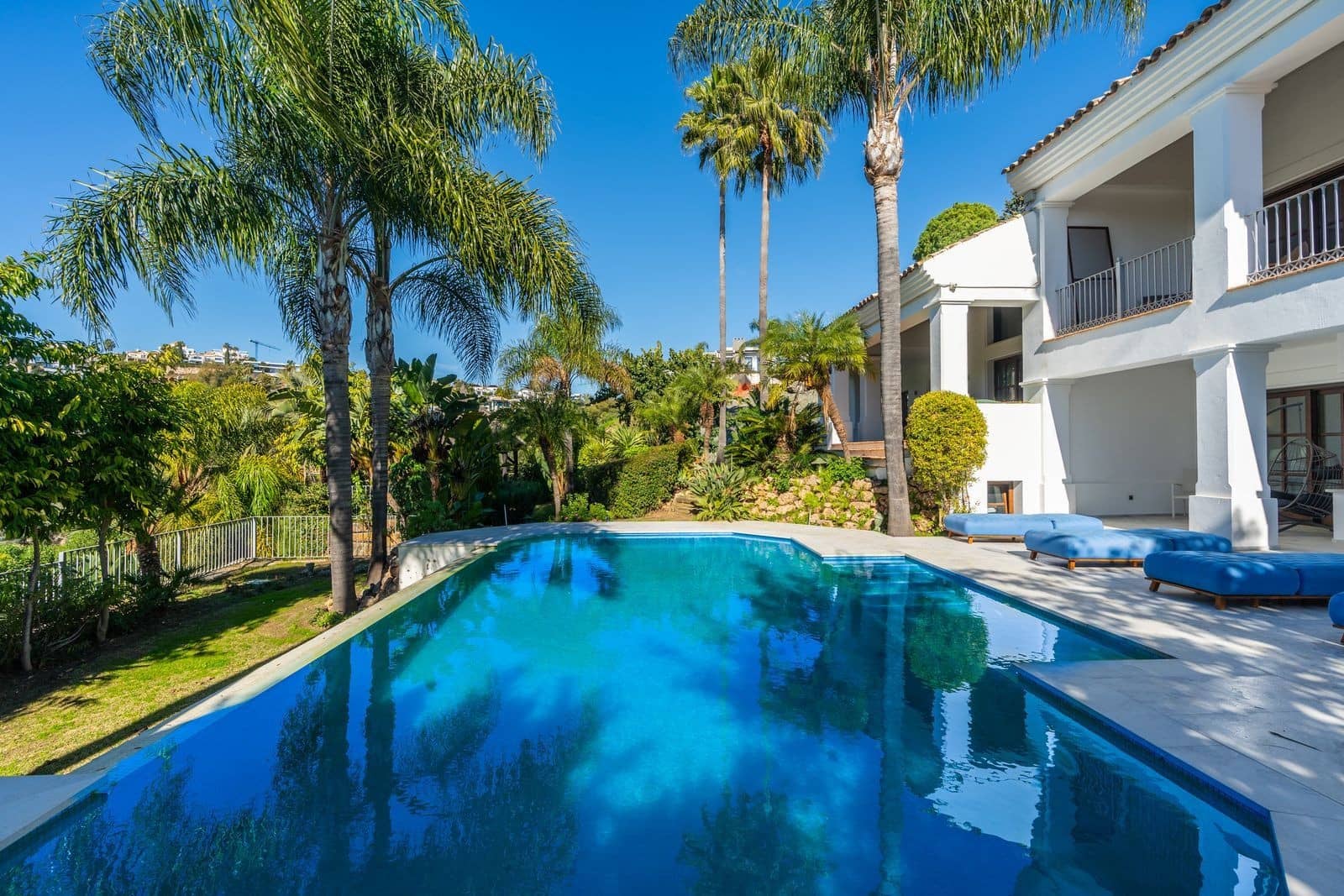 4 bedroom Villa for sale in El Paraiso with pool garage - € 2,750,000 (Ref: 9973043)