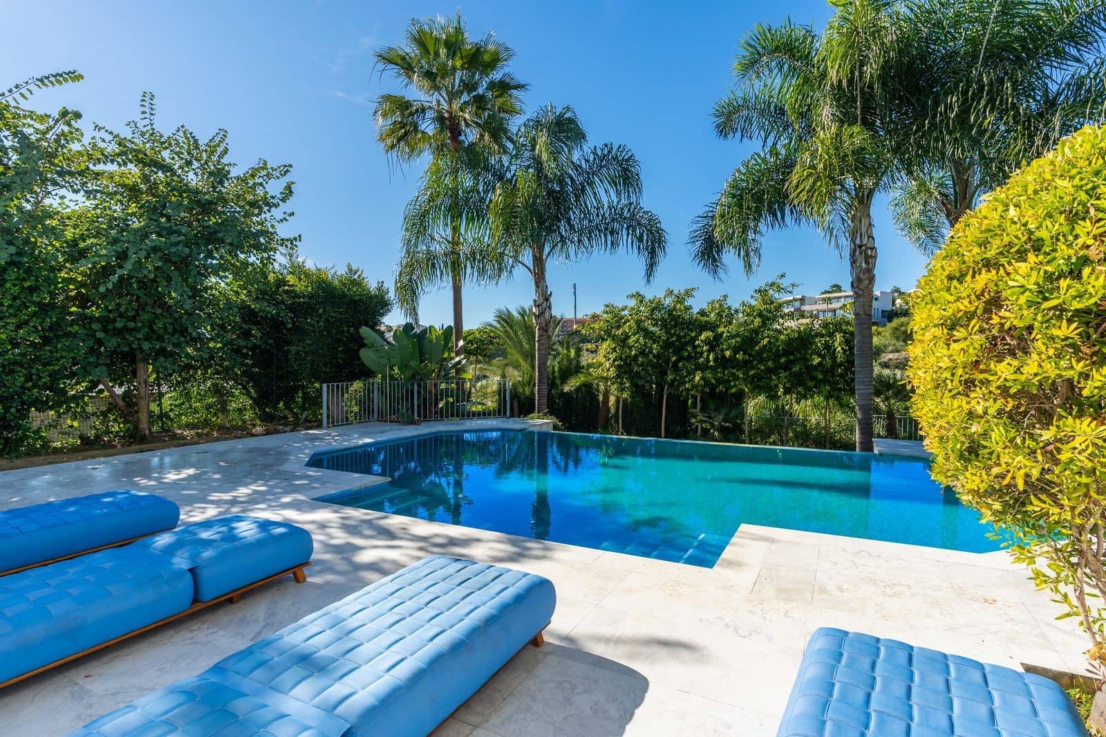4 bedroom Villa for sale in El Paraiso with pool garage - € 2,750,000 (Ref: 9973043)