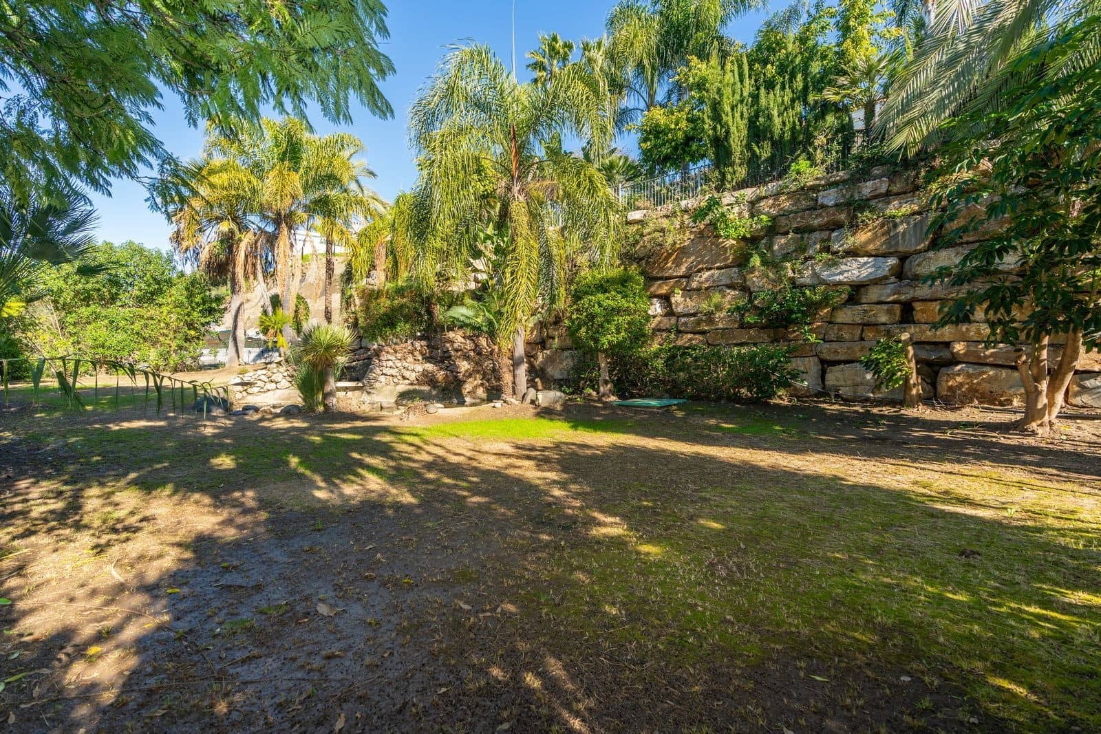 4 bedroom Villa for sale in El Paraiso with pool garage - € 2,750,000 (Ref: 9973043)