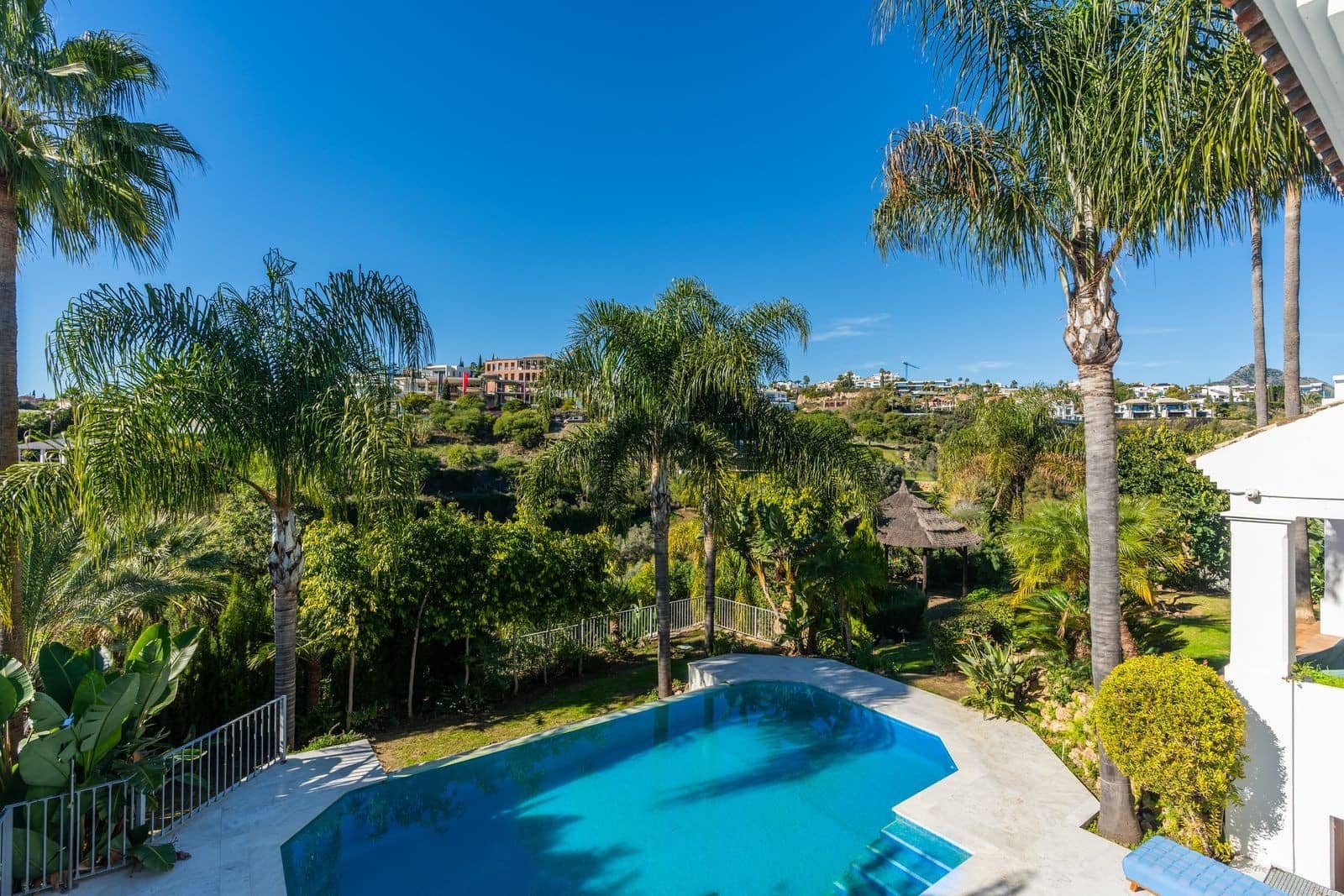 4 bedroom Villa for sale in El Paraiso with pool garage - € 2,750,000 (Ref: 9973043)