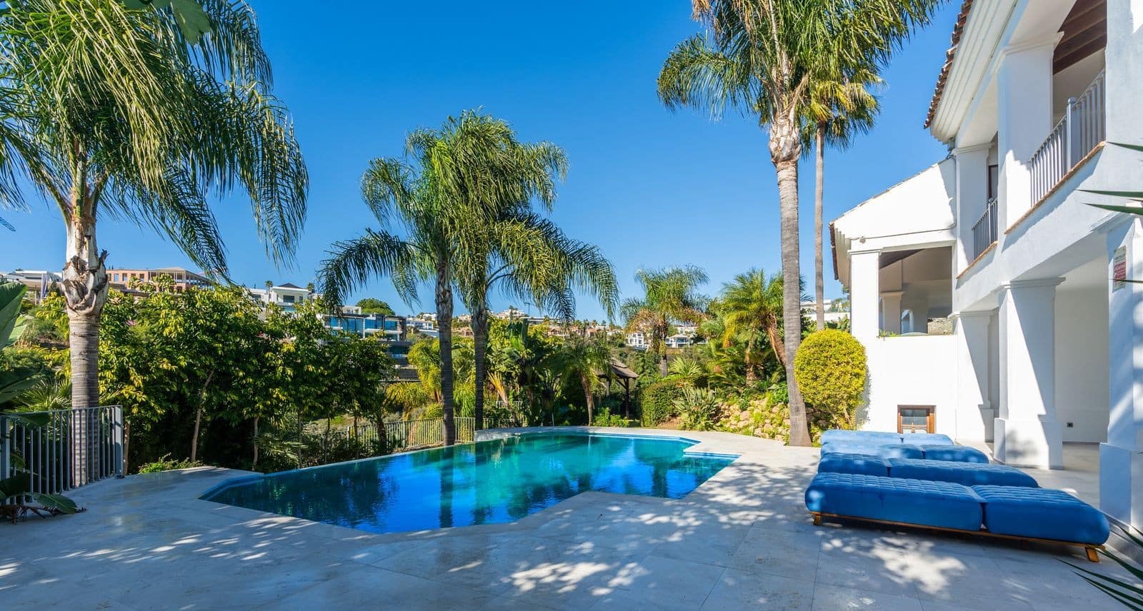 4 bedroom Villa for sale in El Paraiso with pool garage - € 2,750,000 (Ref: 9973043)