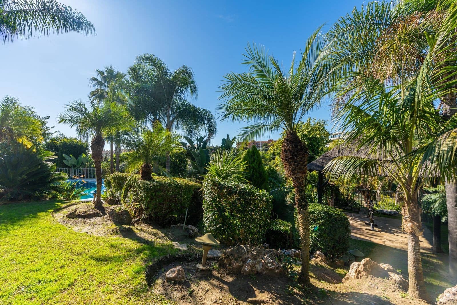4 bedroom Villa for sale in El Paraiso with pool garage - € 2,750,000 (Ref: 9973043)