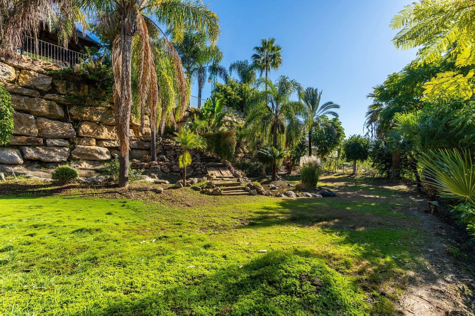 4 bedroom Villa for sale in El Paraiso with pool garage - € 2,750,000 (Ref: 9973043)