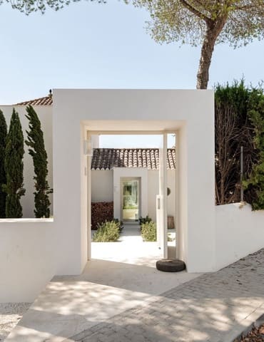4 soverom Villa til salgs i El Paraiso, Estepona med svømmebasseng garasje - € 3 880 000 (Ref: 9973045)
