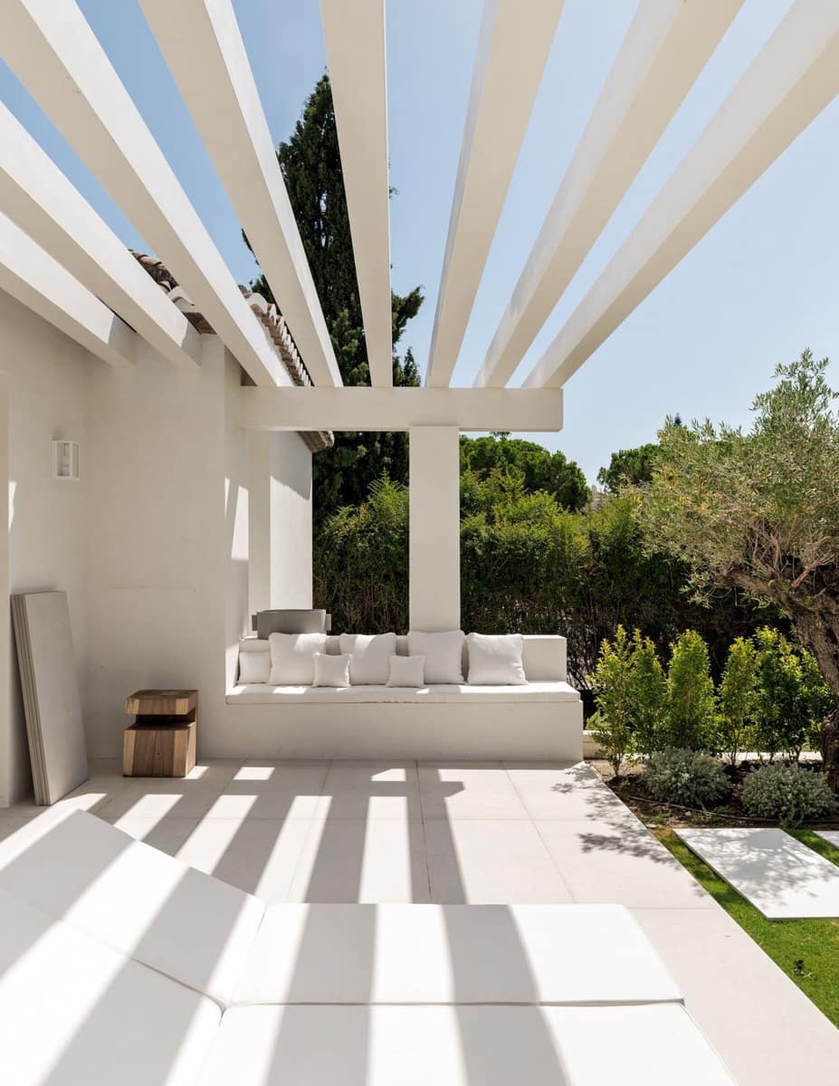 4 bedroom Villa for sale in El Paraiso with pool garage - € 3,880,000 (Ref: 9973045)