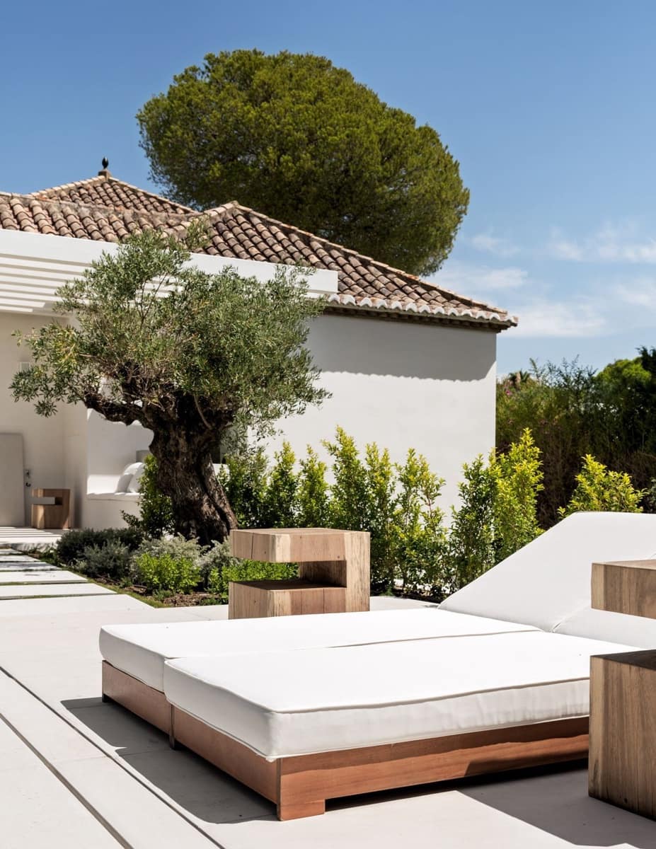 4 bedroom Villa for sale in El Paraiso with pool garage - € 3,880,000 (Ref: 9973045)