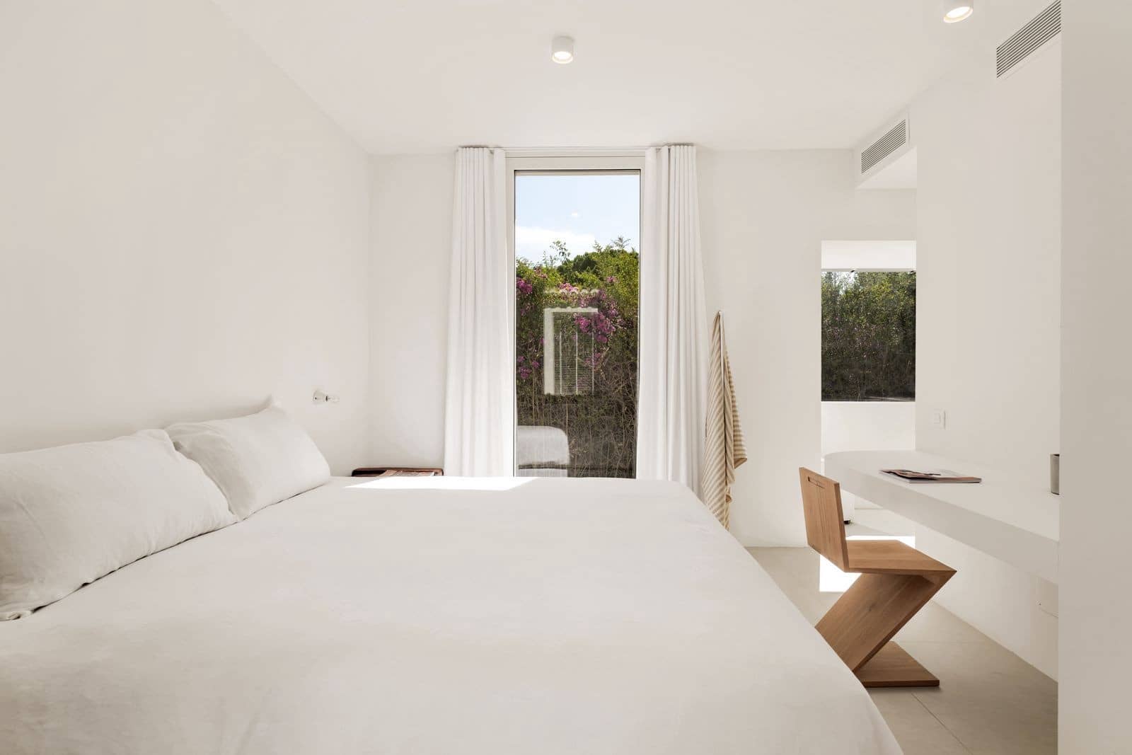 4 bedroom Villa for sale in El Paraiso with pool garage - € 3,880,000 (Ref: 9973045)