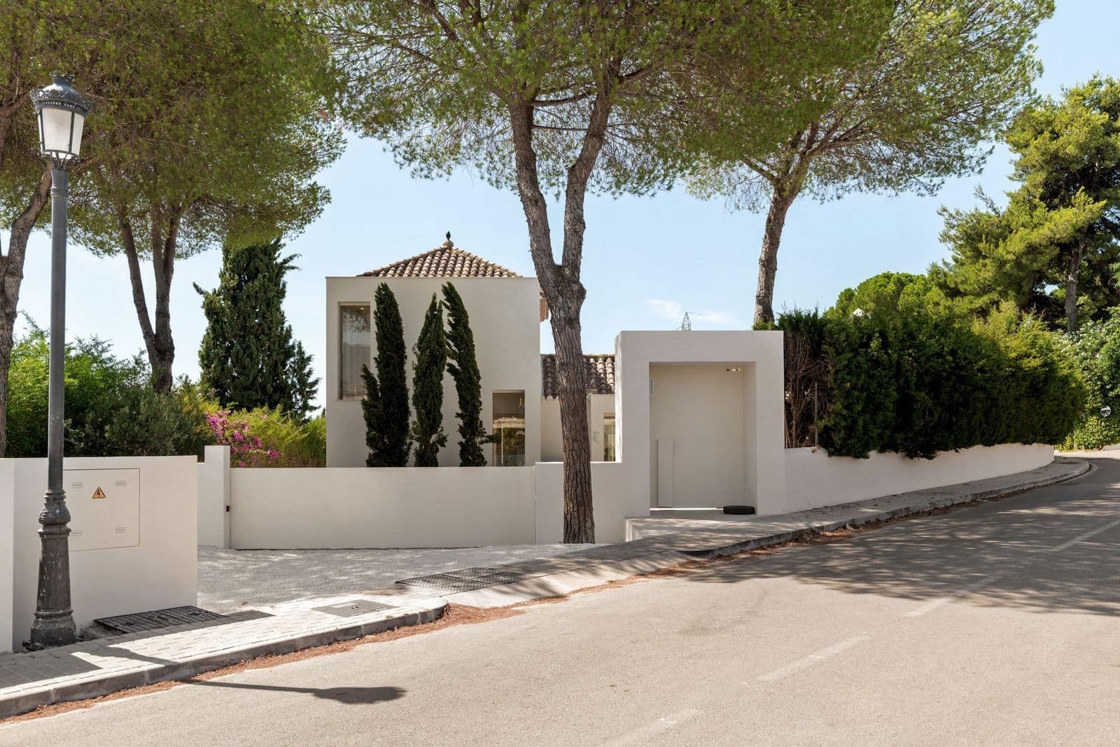 4 bedroom Villa for sale in El Paraiso with pool garage - € 3,880,000 (Ref: 9973045)