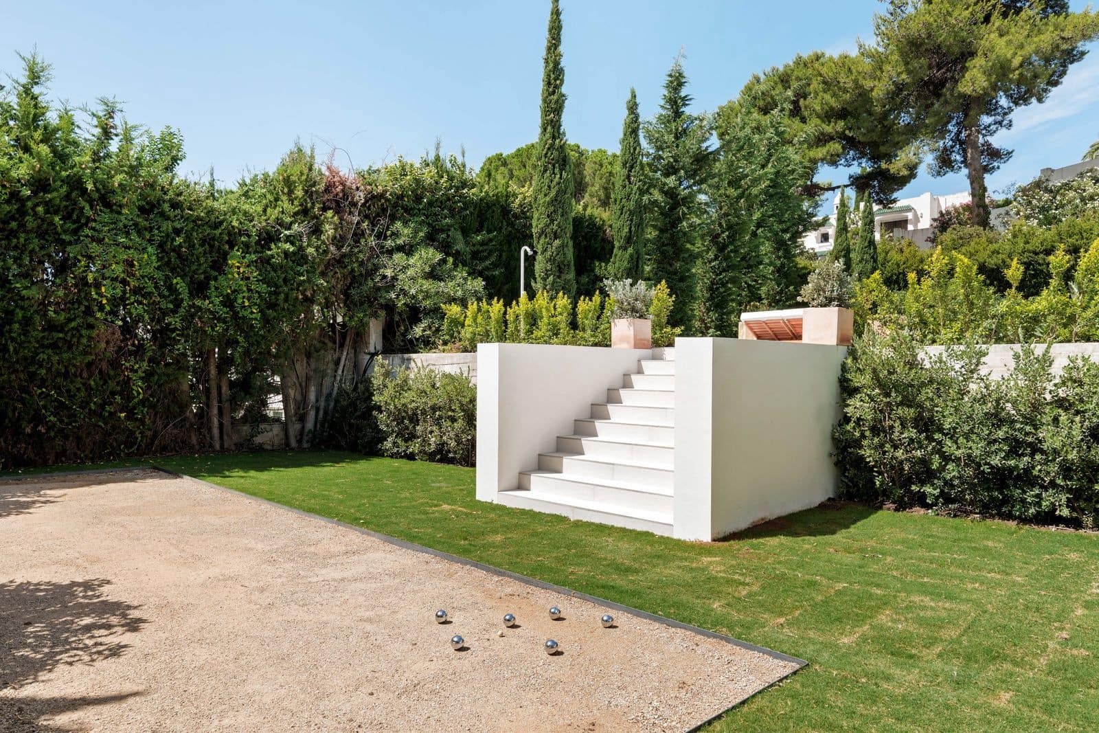 4 bedroom Villa for sale in El Paraiso with pool garage - € 3,880,000 (Ref: 9973045)