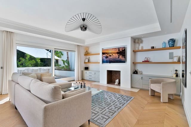 3 bedroom Semi-detached Villa for sale in Marbella - € 1,150,000 (Ref: 9973047)