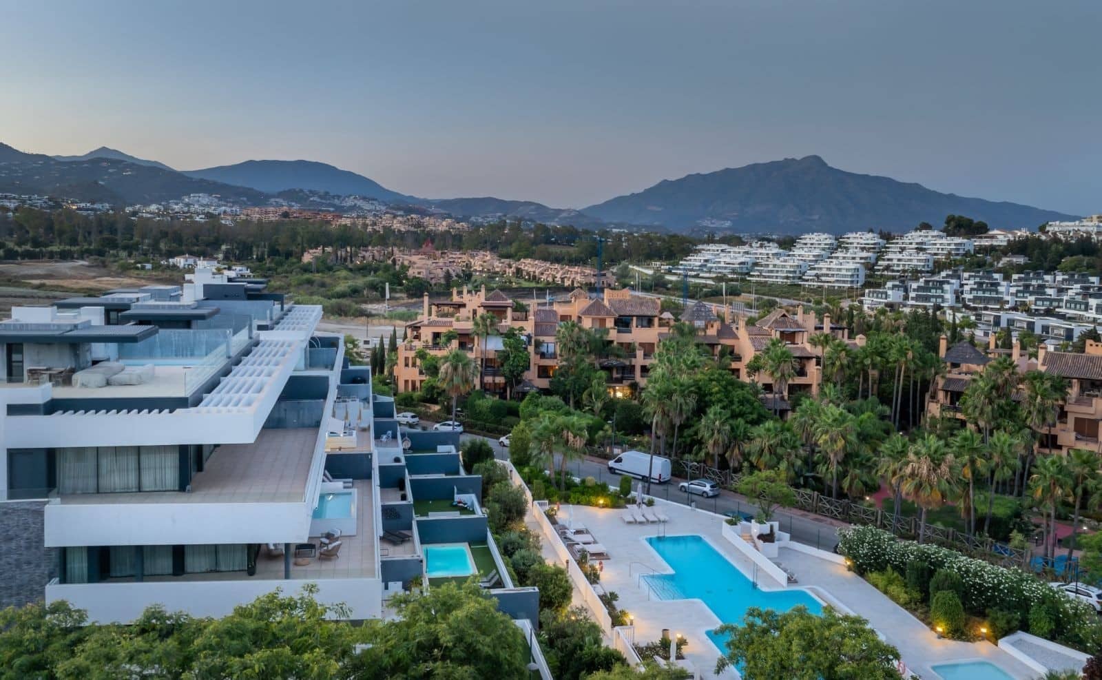 3 soveværelse Lejlighed til salg i El Paraiso med swimmingpool garage - € 985.000 (Ref: 9977022)
