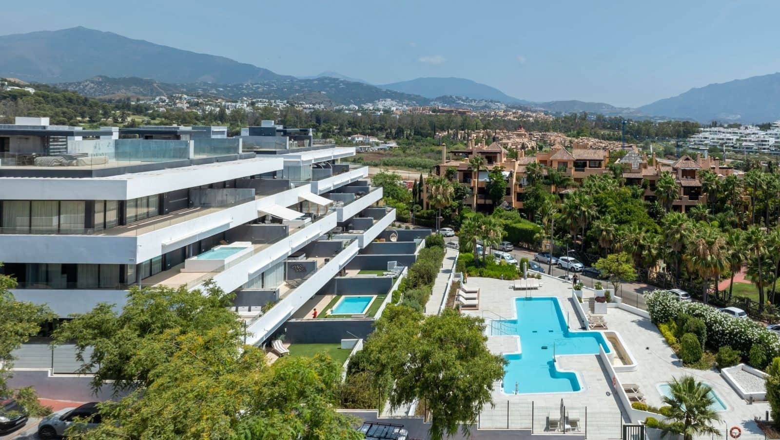 3 soveværelse Lejlighed til salg i El Paraiso med swimmingpool garage - € 985.000 (Ref: 9977022)