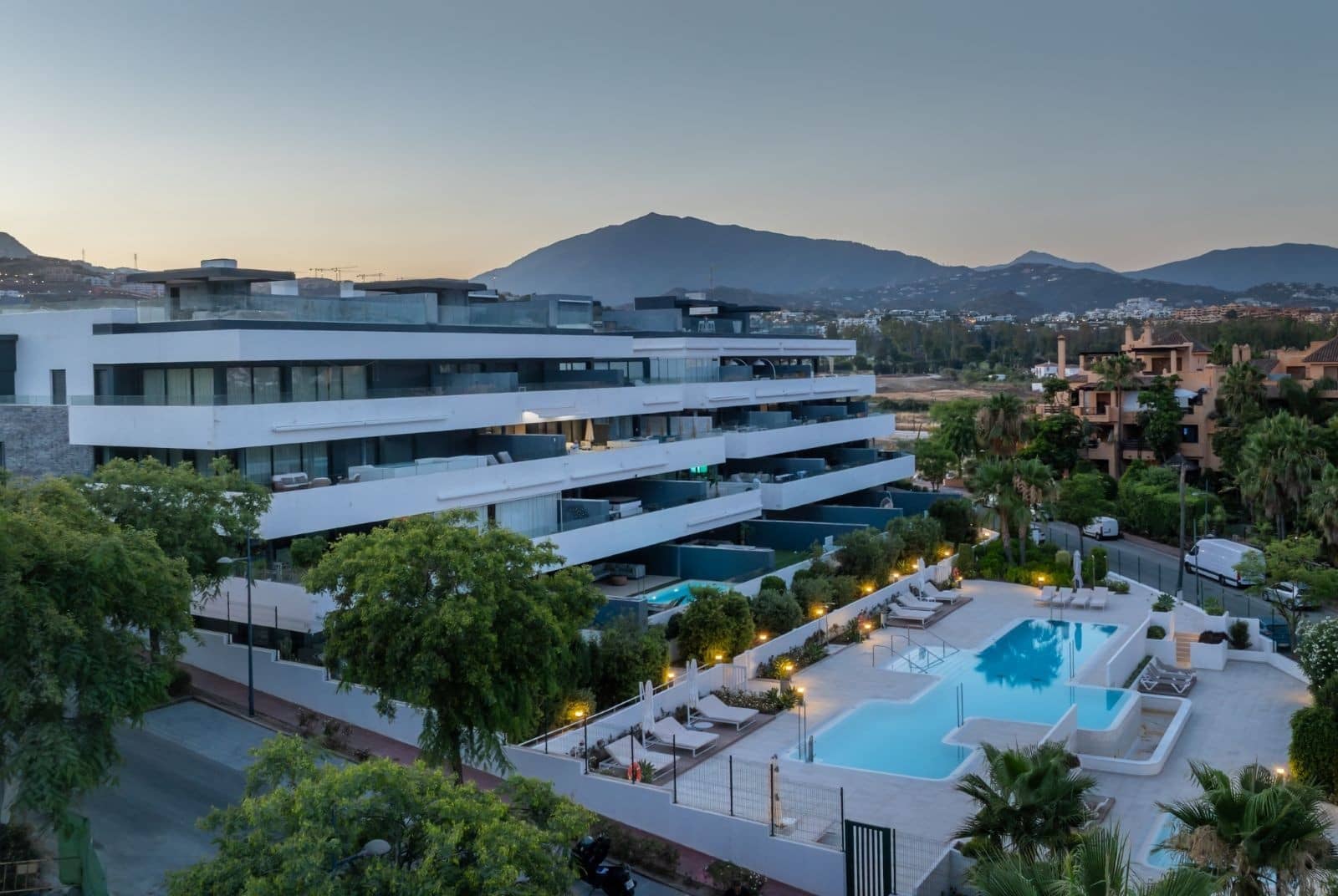 3 soveværelse Lejlighed til salg i El Paraiso med swimmingpool garage - € 985.000 (Ref: 9977022)