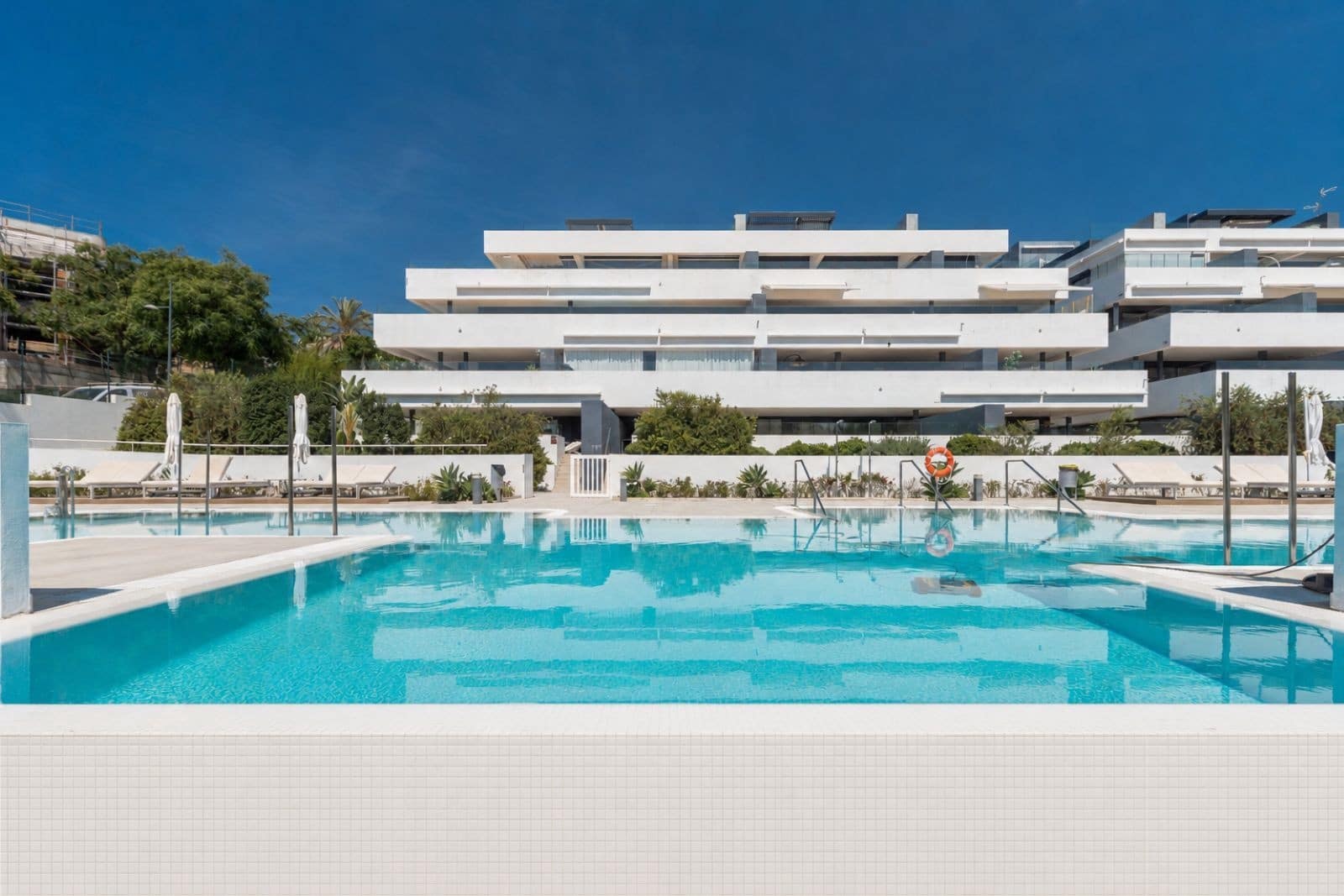 3 soveværelse Lejlighed til salg i El Paraiso med swimmingpool garage - € 985.000 (Ref: 9977022)