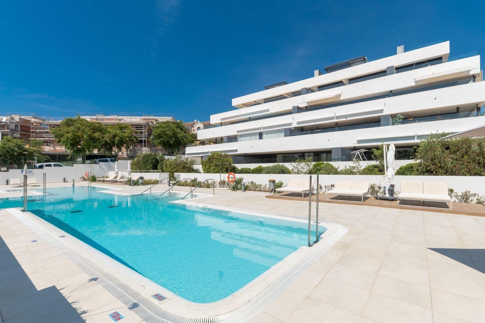 3 soveværelse Lejlighed til salg i El Paraiso med swimmingpool garage - € 985.000 (Ref: 9977022)