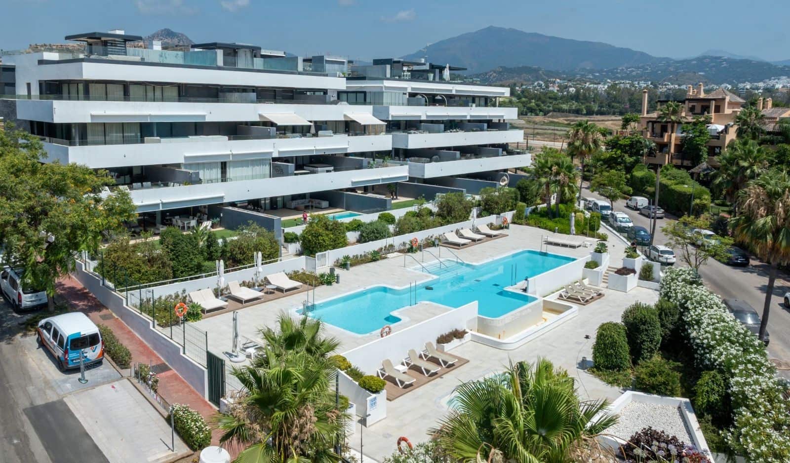 3 soveværelse Lejlighed til salg i El Paraiso med swimmingpool garage - € 985.000 (Ref: 9977022)