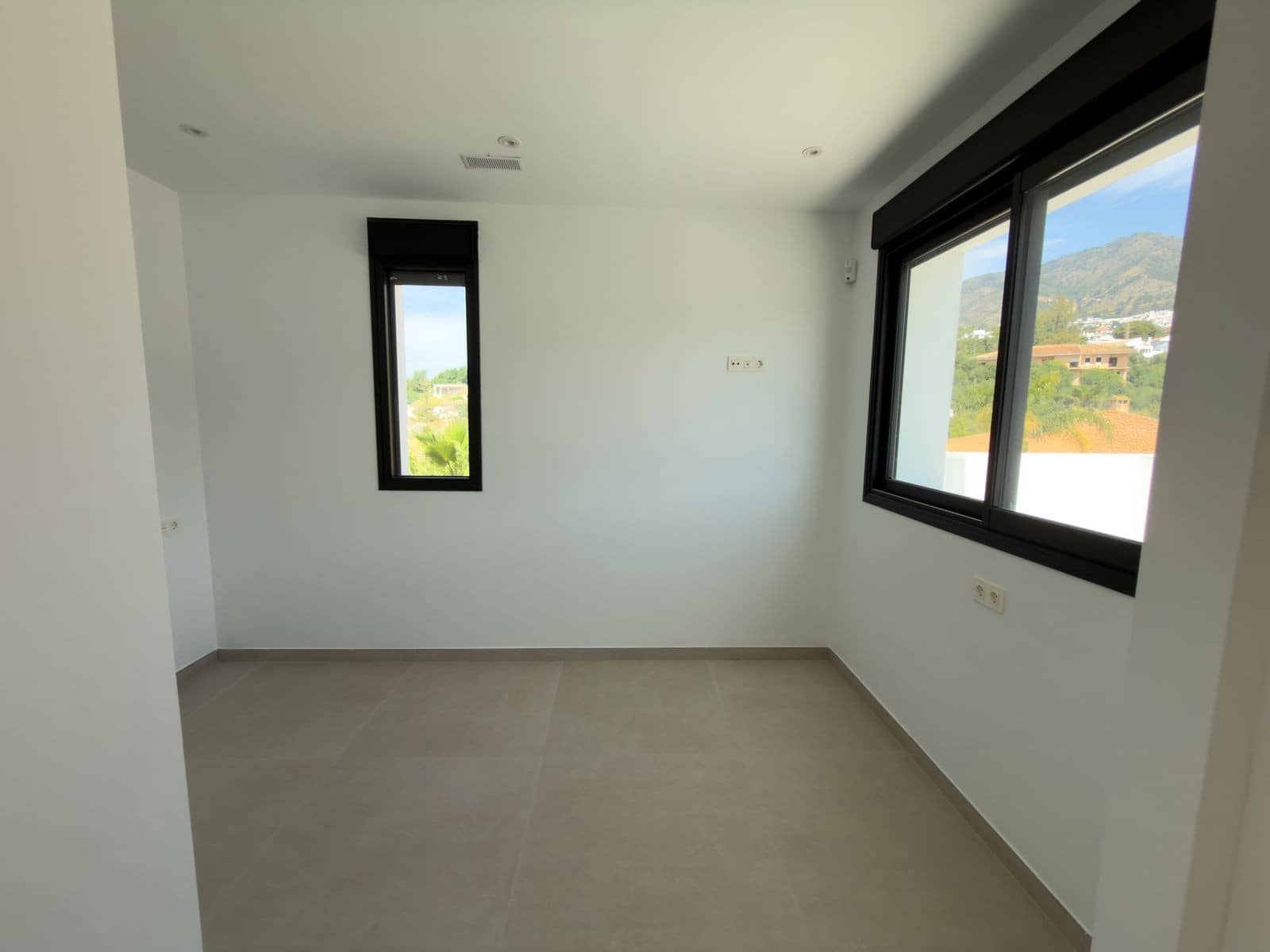 4 bedroom Villa for sale in Mijas with pool garage - € 1,030,000 (Ref: 9977024)