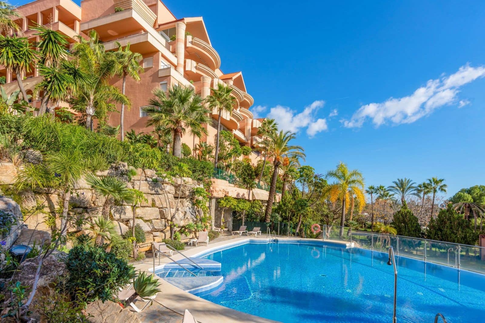 3 slaapkamer Appartement te koop in Nueva Andalucia met zwembad garage - € 1.650.000 (Ref: 9977026)