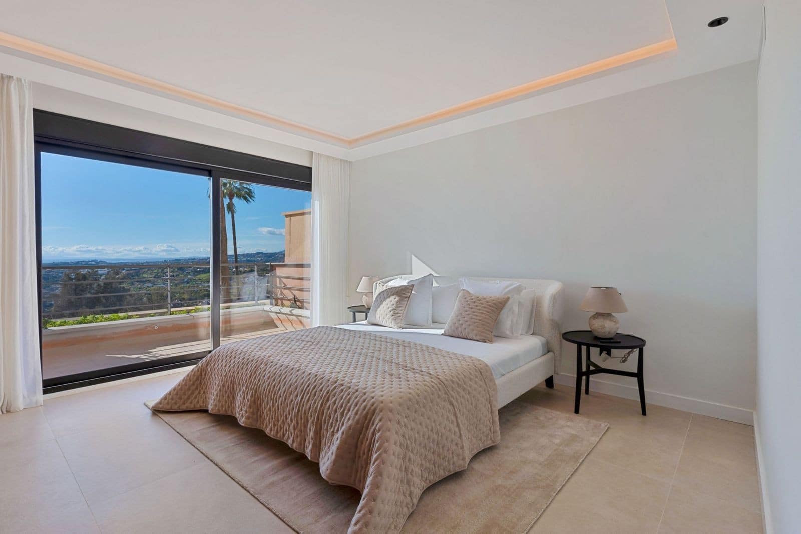 3 slaapkamer Appartement te koop in Nueva Andalucia met zwembad garage - € 1.650.000 (Ref: 9977026)