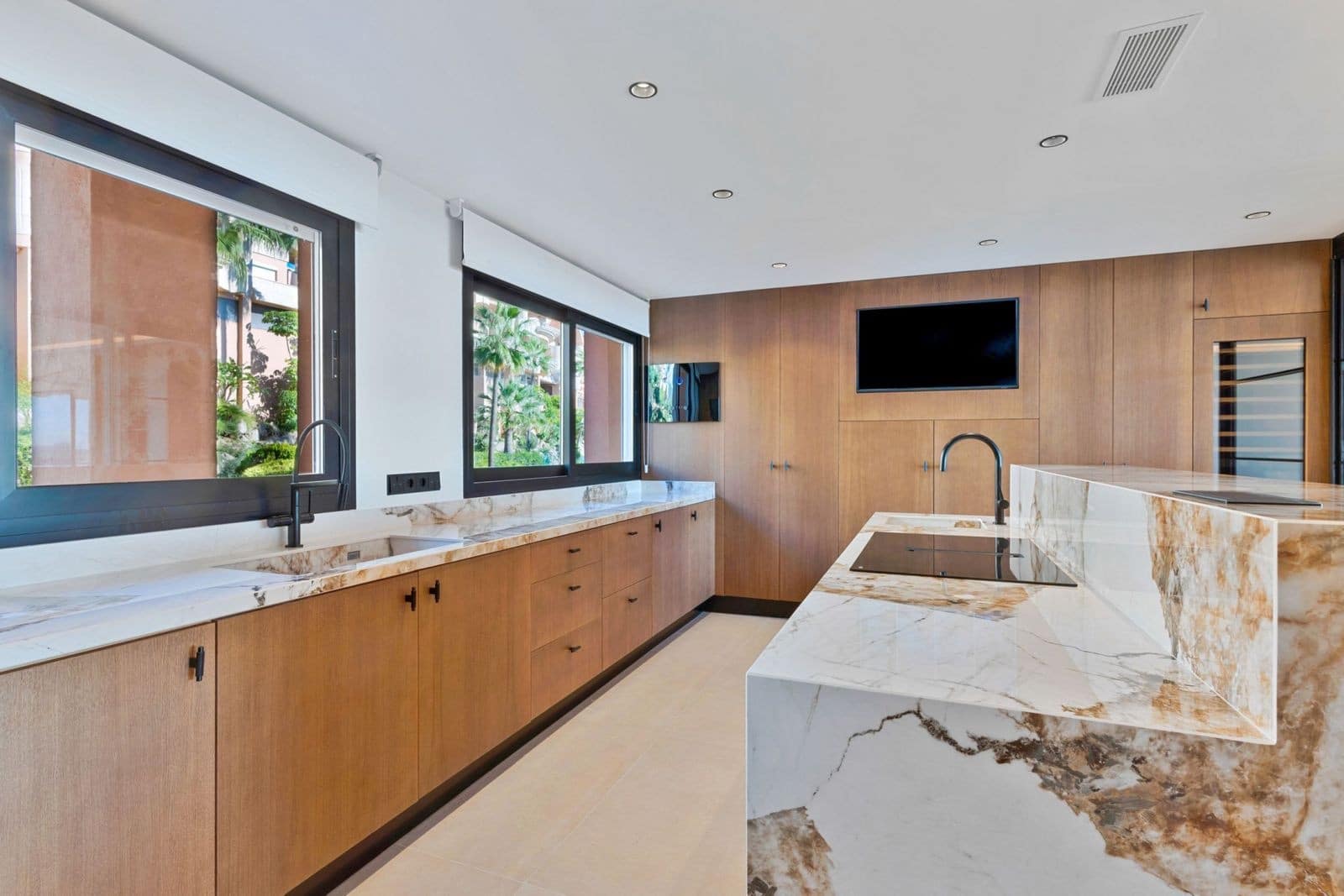3 slaapkamer Appartement te koop in Nueva Andalucia met zwembad garage - € 1.650.000 (Ref: 9977026)